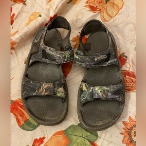 COPY - Columbia sandals men size 8 camo